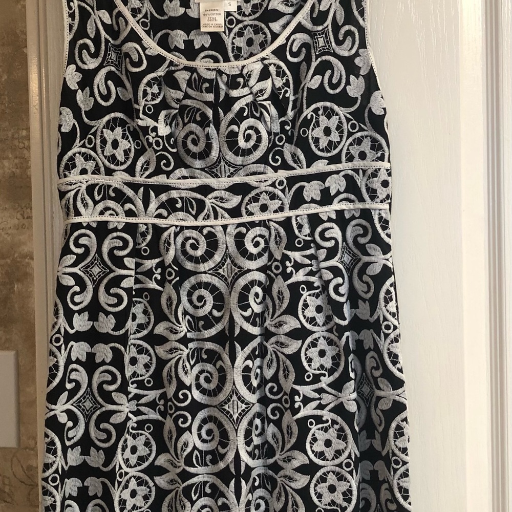 Beautiful dress that can be dressed up o down!